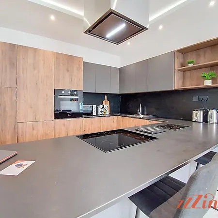 Rooftop 3br With Plunge Pool, Bbq & Private Garage