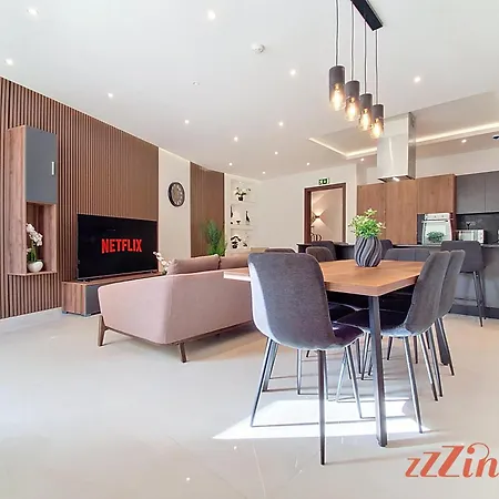 Rooftop Oasis With Plunge Pool & Bbq Holiday home